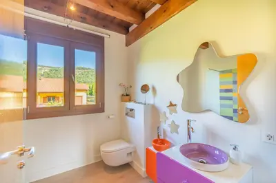 Un baño de Acogedora casa rural con jardín próxima a Pamplona