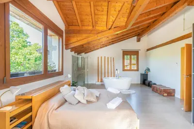 Cama o camas de una habitación en Acogedora casa rural con jardín próxima a Pamplona