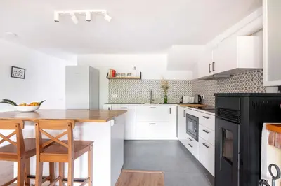 Una cocina o zona de cocina en Casa acollidora i familiar amb barbacoa