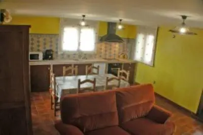 Una cocina o zona de cocina en casa rural la pallisa