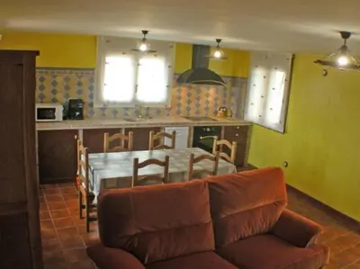 Una cocina o zona de cocina en casa rural la pallisa
