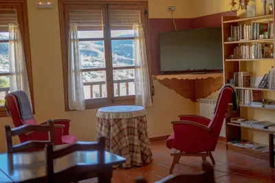 Una televisión o centro de entretenimiento en Pension Las Cuevas de Cañart