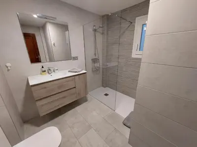 Un baño de Piso sencillo y acogedor con parking gratuito