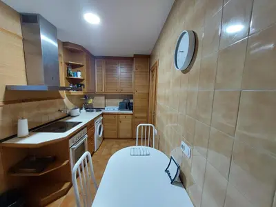 Una cocina o zona de cocina en Piso sencillo y acogedor con parking gratuito