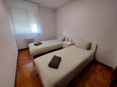 Cama o camas de una habitación en Piso sencillo y acogedor con parking gratuito