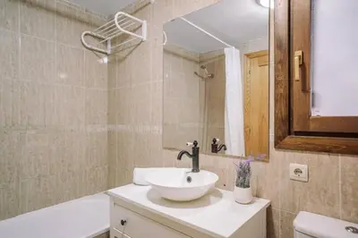 Un baño de Carlina by Cardi Suites