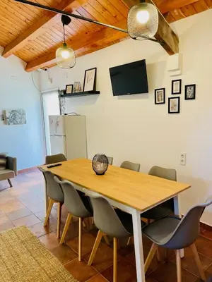 Una televisión o centro de entretenimiento en CASA DE LA BODEGA