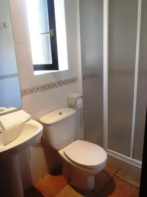 Un baño de Albergue Las Almunias