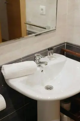 Un baño de Atenea by CARDI Suites