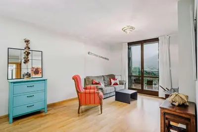Zona de estar de Atenea by CARDI Suites