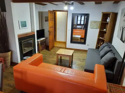 Una televisión o centro de entretenimiento en Apartamento centro Benasque