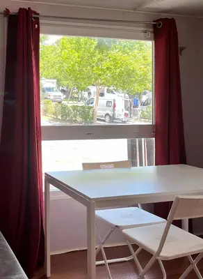 Un balcón o terraza de Bungalows Zaragoza Camping
