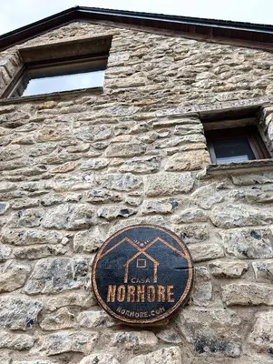 Certificado, premio, señal o documento que está expuesto en Nornore: una casa especial en la montaña