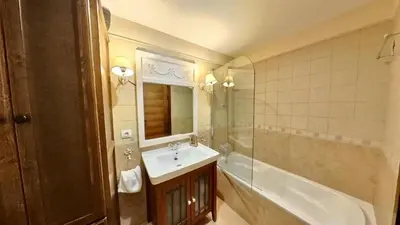 Un baño de Villa R´Arco - tucasaenlospirineos