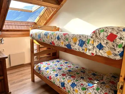 Cama o camas de una habitación en Àtic lluminós al centre d’Esterri d'Àneu by RURAL D'ÀNEU
