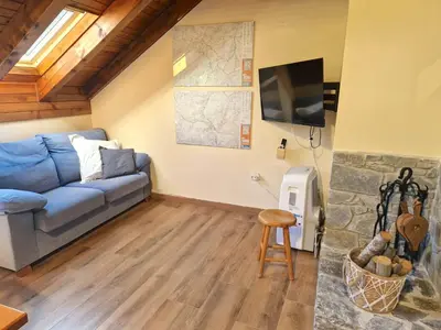 Una televisión o centro de entretenimiento en Àtic lluminós al centre d’Esterri d'Àneu by RURAL D'ÀNEU