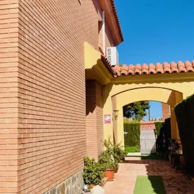 Casa Familiar con Piscina en Zona Tranquila de Miami Playa - ES-9-153