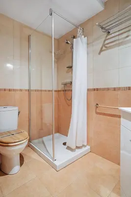 Un baño de Gaudioso by Cardi Suites