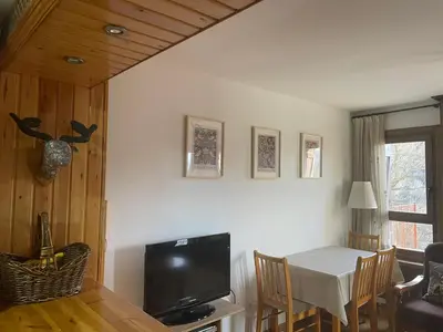 Una televisión o centro de entretenimiento en Inmocyma Cerler- Aigualluts-Pirineo en familia