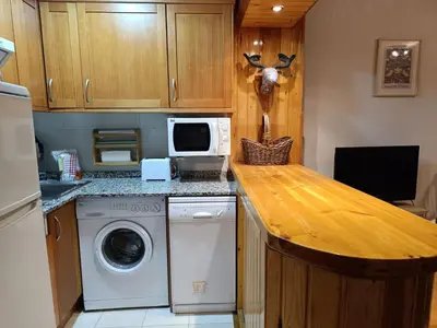 Una cocina o zona de cocina en Inmocyma Cerler- Aigualluts-Pirineo en familia