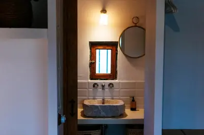 Un baño de Casa Hostalets - Renovated casa in the middle of the olive trees near the beach