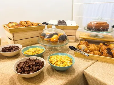 Comida en o cerca de este hotel