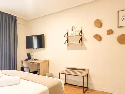 Una televisión o centro de entretenimiento en VTZ Hotel El Príncipe