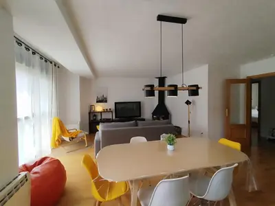Zona de estar de Ventanal de Saras Petfriendly Garaje Trastero y Chimenea - Arafita Apartamentos