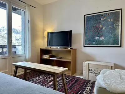 Una televisión o centro de entretenimiento en Bosque. Con vistas a pistas. Pirineos360