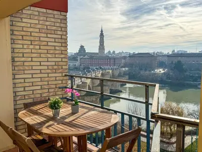 Un balcón o terraza de El Puente del Pilar - Turistea Suites