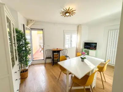 Una televisión o centro de entretenimiento en El Puente del Pilar - Turistea Suites