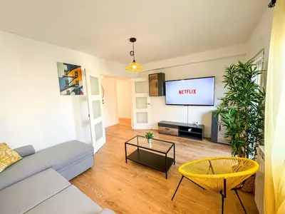 Una televisión o centro de entretenimiento en El Puente del Pilar - Turistea Suites