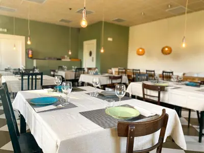Un restaurante o sitio para comer en Parcelas Chill-Outdoor