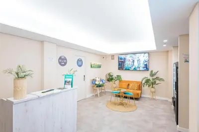 Una televisión o centro de entretenimiento en Hostal Plaza Boutique - Solo adultos