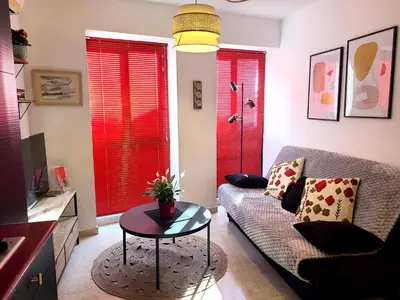 Una televisión o centro de entretenimiento en Acogedor apartamento para dos en el centro