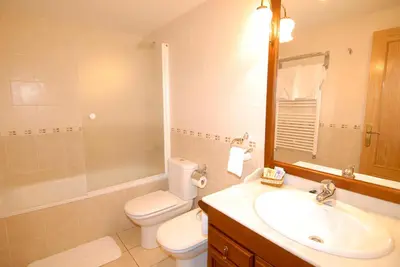 Un baño de Apartamentos El Rincón de Benás
