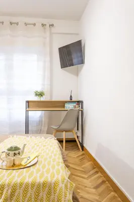 Una televisión o centro de entretenimiento en Los Sauces Pamplona Hospitales Universidad