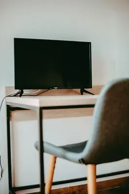 Una televisión o centro de entretenimiento en Hostal Restaurant Mussons Vins