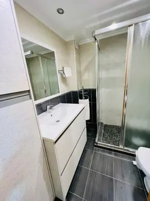 Un baño de A Orillas del Pilar con parking