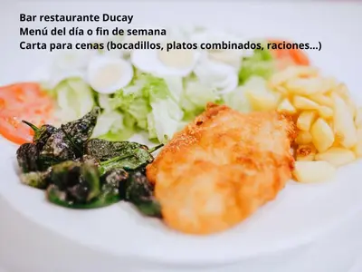 Comida en o cerca de este hotel