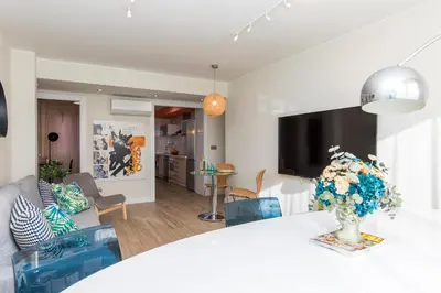 Una televisión o centro de entretenimiento en Casa Elisa con piscina y parking