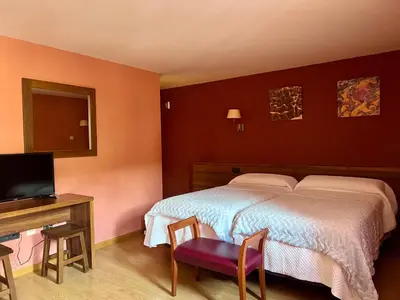 Una televisión o centro de entretenimiento en Hotel Solana