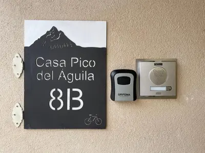 Certificado, premio, señal o documento que está expuesto en Villa Gratal