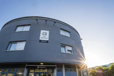 Edificio en el que se encuentra el hostal o pensión