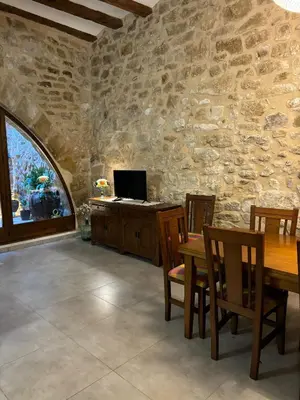 Una televisión o centro de entretenimiento en La Fusteria d' Arnes