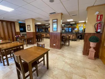 Un restaurante o sitio para comer en Hostal El Corzo