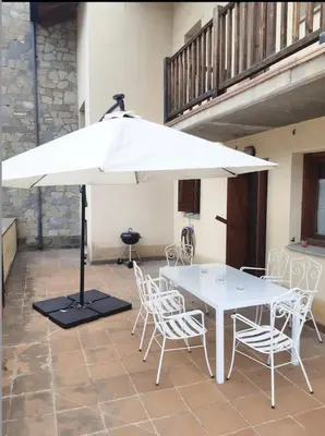 Un patio o zona al aire libre en CHECK-IN CASAS Ibon