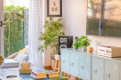 Una televisión o centro de entretenimiento en Encantadora habitación en apartamento con terraza