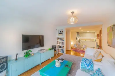 Una televisión o centro de entretenimiento en Encantadora habitación en apartamento con terraza