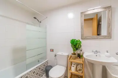 Un baño de Encantadora habitación en apartamento con terraza